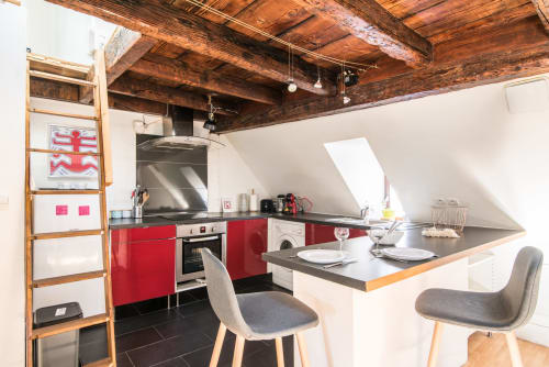 R appartements - Strasbourg - location d'appartements- La Petite cathédrale- appartement T1- chambre- cuisine équipée- vaisselle- lave vaisselle- plaques électriques- machine à café- bouilloire électrique- grille pain- micro-ondes- machine à laver- four- tabourets de bar- bar- 