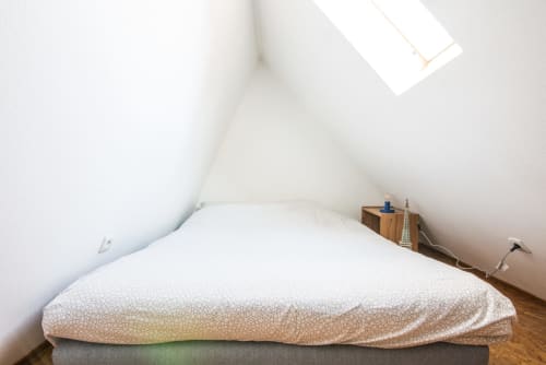 R appartements - Strasbourg - location d'appartements- La Petite cathédrale- appartement T1- chambre- cosy- lit futon- escalier japonais- velux- store occultant- table de chevet- comble-