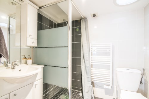 R appartements - Strasbourg - location d'appartements- La Petite cathédrale- appartement T1- chambre- salle de bain- vasque- douche- sèche serviette- WC- sèche cheveux- shampoing- savon- serviettes- 