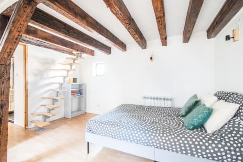 R appartements - Strasbourg - location d'appartements- La Petite cathédrale- appartement T1- chambre- cosy- lit double- escalier japonais- 