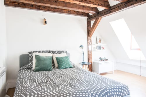 R appartements - Strasbourg - location d'appartements- La Petite cathédrale- appartement T1- chambre- cosy- lit double- escalier japonais-