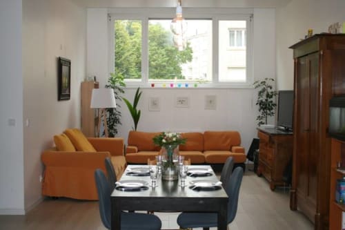R appartements - Strasbourg - location d'appartements- Appartement Orangerie Cosy- meublés de tourisme Strasbourg- appartement T4- cuisine équipée- véranda- verrière- four- plaques électriques- cuisine ouverte- appartement lumineux- grandes fenêtres- salon salle à manger- canapés- 