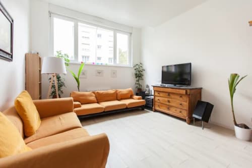 R appartements - Strasbourg - location d'appartements- Appartement Orangerie Cosy- meublés de tourisme Strasbourg- appartement T4- cuisine équipée- véranda- verrière- four- plaques électriques- cuisine ouverte- appartement lumineux- grandes fenêtres- canapés- 