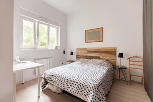 R appartements - Strasbourg - location d'appartements- Appartement Orangerie Cosy- meublés de tourisme Strasbourg- appartement T4- cuisine équipée- 3 chambres- lit double- grand dressing- bureau- volet- 