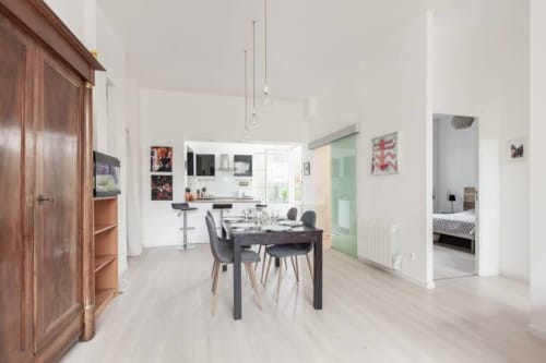 R appartements - Strasbourg - location d'appartements- Appartement Orangerie Cosy- meublés de tourisme Strasbourg- appartement T4- cuisine équipée- véranda- verrière- four- plaques électriques- cuisine ouverte- appartement lumineux- grandes fenêtres-salle à manger- séjour- rangement- table pour 6 à 8 personnes-