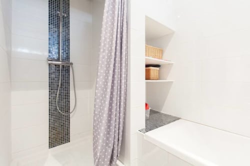 R appartements - Strasbourg - location d'appartements- Appartement Orangerie Cosy- meublés de tourisme Strasbourg- appartement T4- cuisine équipée- véranda- verrière- four- plaques électriques- cuisine ouverte- appartement lumineux- grandes fenêtres- salle de bain- douche- baignoire- commode- rangement- vasque- sèche cheveux- 