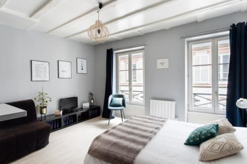 R appartements - Strasbourg - location d'appartements- La Petite Strasbourgeoise Hygge- Studio 2 personnes- lit double- coin cuisine- cuisine équipée- plaques électrique- micro-ondes- lave vaisselle- machine à café- Tv Hd- coin repas- tabourets de bar- salle de bain- Wifi- Hygge- commode- rangement-