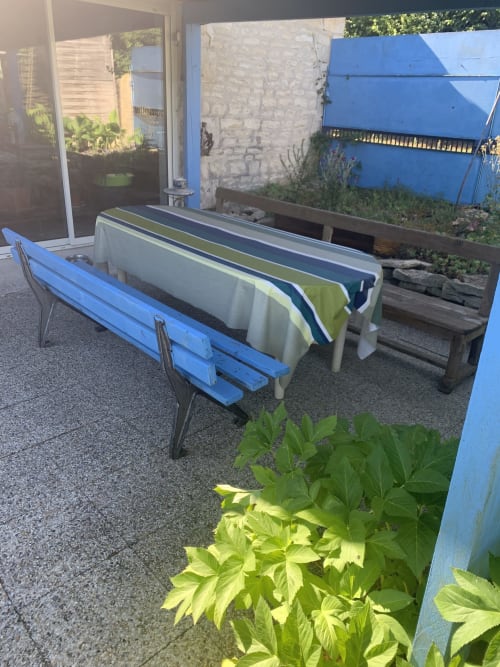 Terrasse réservée aux clients de la Maison d'Hôtes La Chabanaise en Marais Poitevin : espace convivial pour le petit-déjeuner et les repas du soir en plein air sous un préau abrité.