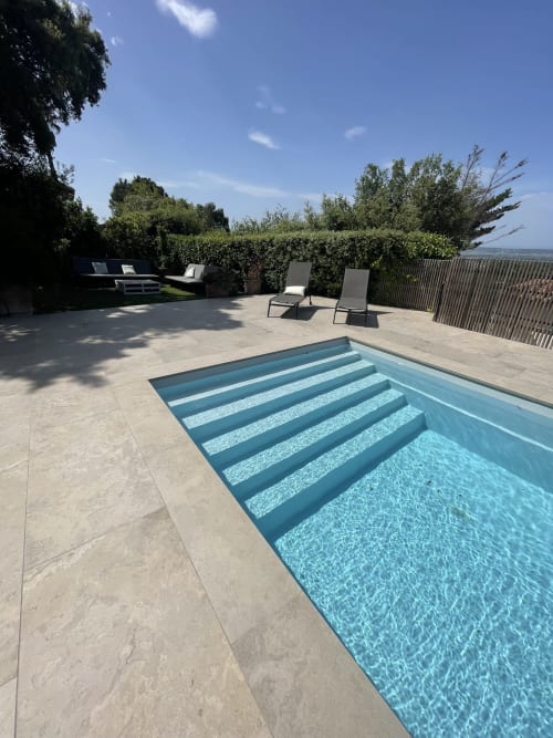 Leeres Schwimmbad im Ty Pals B&B in Pals, Spanien mit Liegestühlen und Landblick