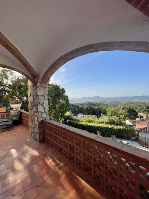 Terrasse des Ty Pals B&B in Pals mit Rundbogen, Terrakotta-Geländer und Panoramablick ins Tal