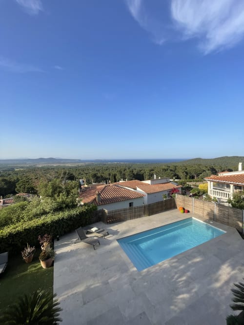Ty Pals B&B in Pals bietet einen herrlichen Pool mit Meerblick, Villen mit Terrakotta-Dächern und üppiger Mittelmeervegetation
