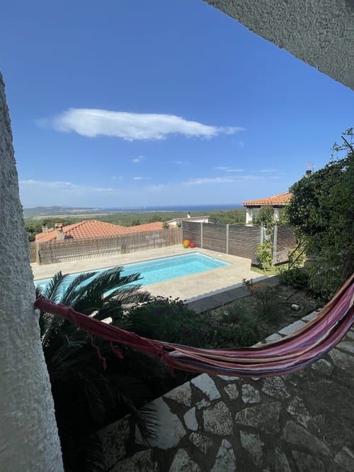 Ty Pals BnB Poolblick mit Hängematte über der Landschaft und dem Meer von Pals