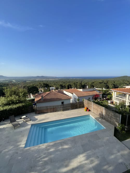 Luxusvilla mit Swimmingpool mit Blick auf das Mittelmeer und die Landschaft von Pals, Spanien