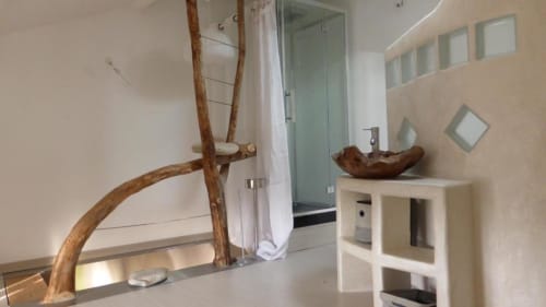Salle de bain contemporaine à la Furanelle BnB à Saint Etienne avec étagère en bois, lavabo vasque et paroi de douche en verre