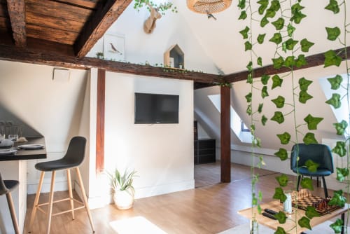 La Petite Cathédrale est un appartement en duplex cosy avec sa cuisine ouverte sur le salon et ses magnifiques poutres en bois. 