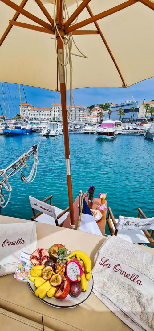 Restaurant La Ornella à Banyuls-sur-Mer : assiette de fruits frais avec vue sur le port