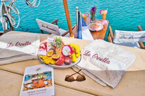 Meublé de tourisme insolite sur bateau habitable classé d'Intérêt Patrimonial sur le port de Banyuls-sur-Mer.