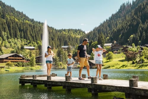 Lac de Vonnes, water jet, family vacation, landscape, summer, Châtel