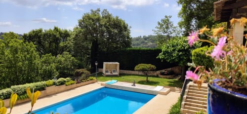Loup Castel: Beruhigender Blick auf den Pool von der Terrasse der Suite Monaco. Diskreter Luxus und mediterrane Ruhe.