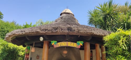 Blick auf die Tiki-Bar des Loup Castel – erfrischendes Poolvergnügen in elegantem provenzalischem Ambiente