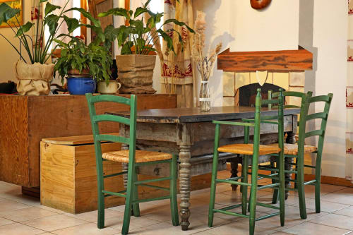 Comedor rústico de L'étape Du Fanfoué con sillas verdes, mesa de madera y plantas en maceta en Chamrousse