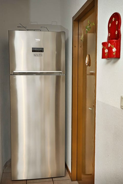 Refrigerador Beko de acero inoxidable en la habitación de huéspedes de L'étape Du Fanfoué, Chamrousse