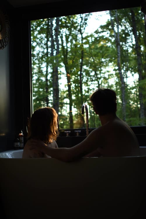 Baignoire face à la nature de la Tiny House Inspire dans le Berry Sologne