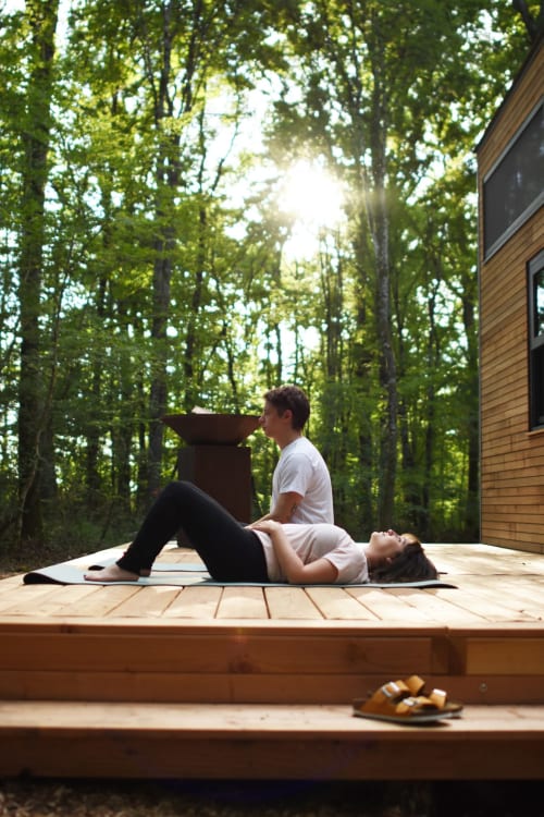 Terrasse Tiny House Inspire yoga dans le Berry Sologne