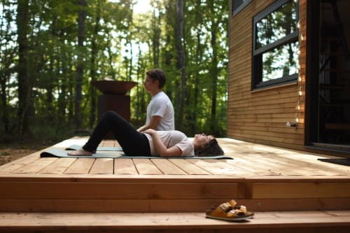 Terrasse Tiny House Inspire yoga dans le Berry Sologne 