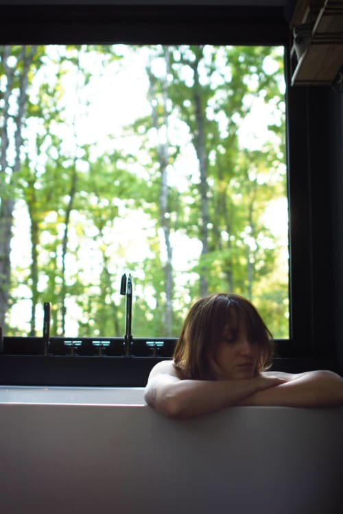 baignoire face à la nature en Tiny House dans le Berry Sologne