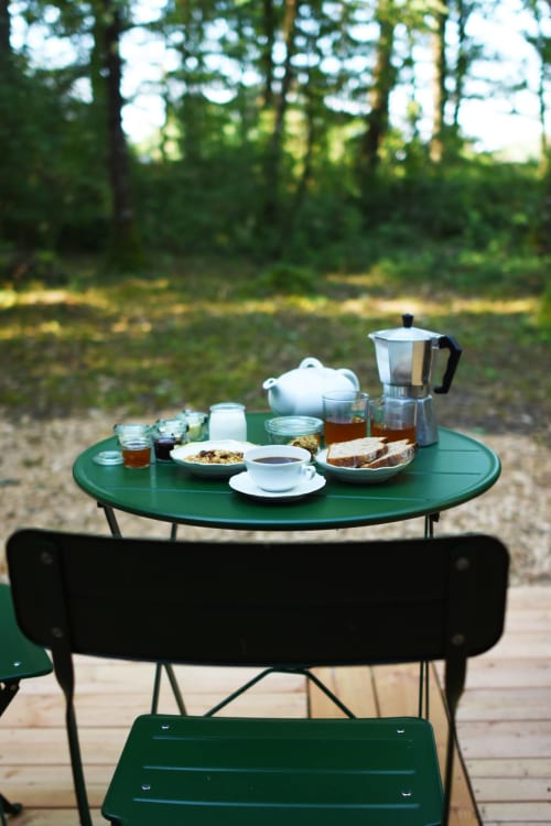 Produits locaux du petit-déjeuner extra en Tiny House dans la forêt à Vierzon 