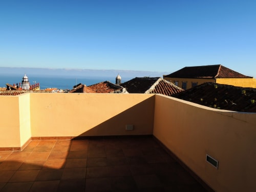 Vistas desde las terrazas de las habitaciones sobre los tejados hasta el mar
