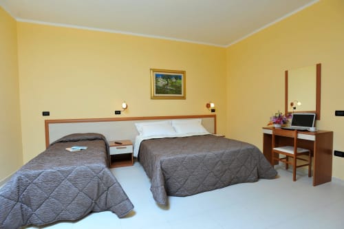 Camera Tripla | Casa Augello B&B San Giovanni Rotondo, camere, vicino al santuario, Padre Pio, hotel, letto matrimoniale, bagno privato, letto singolo, 3 persone