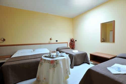 Camera Quadrupla | Casa Augello B&B San Giovanni Rotondo, camere, vicino al santuario, Padre Pio, hotel, letto matrimoniale, bagno privato, letti singoli, famiglia, 4 persone