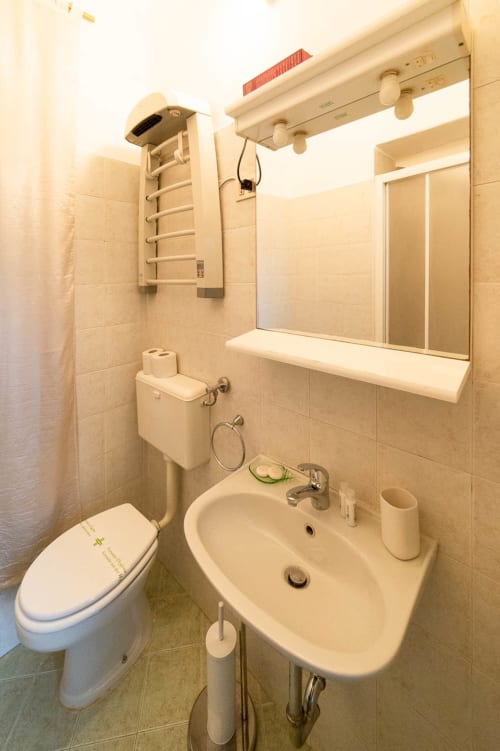 Navigli 21| Studio apartment for 2 with a sofa bed in the living room, kitchenette and bathroom with shower. With Wi-Fi, TV and air conditioning - HB Hall, flats in the centre of Milan.