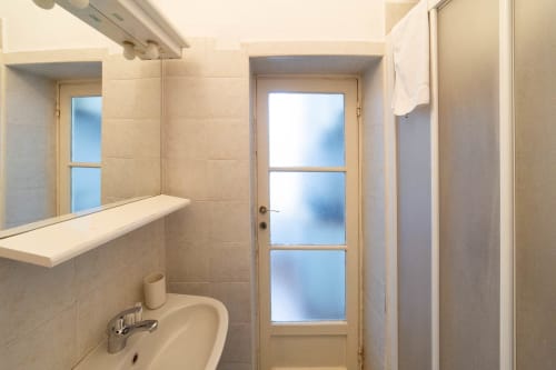 Navigli 21| Studio apartment for 2 with a sofa bed in the living room, kitchenette and bathroom with shower. With Wi-Fi, TV and air conditioning - HB Hall, flats in the centre of Milan.
