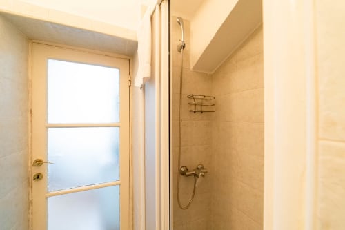 Navigli 21| Studio apartment for 2 with a sofa bed in the living room, kitchenette and bathroom with shower. With Wi-Fi, TV and air conditioning - HB Hall, flats in the centre of Milan.