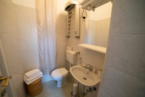 Navigli 21| Studio apartment for 2 with a sofa bed in the living room, kitchenette and bathroom with shower. With Wi-Fi, TV and air conditioning - HB Hall, flats in the centre of Milan.