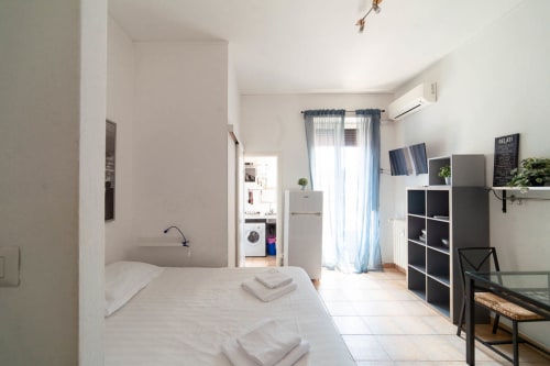 Navigli Darsena 3| Studio apartment for 2 with a double bed in the living room, kitchenette and bathroom with shower. With Wi-Fi, TV and air conditioning - HB Hall, flats in the centre of Milan.