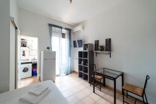 Navigli Darsena 3| Studio apartment for 2 with a double bed in the living room, kitchenette and bathroom with shower. With Wi-Fi, TV and air conditioning - HB Hall, flats in the centre of Milan.