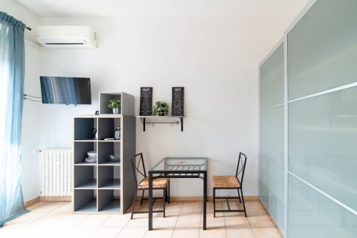 Navigli Darsena 3| Studio apartment for 2 with a double bed in the living room, kitchenette and bathroom with shower. With Wi-Fi, TV and air conditioning - HB Hall, flats in the centre of Milan.