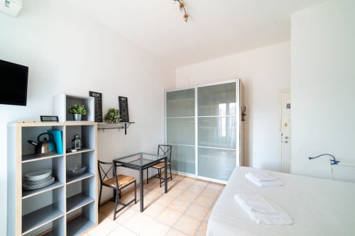 Navigli Darsena 3| Studio apartment for 2 with a double bed in the living room, kitchenette and bathroom with shower. With Wi-Fi, TV and air conditioning - HB Hall, flats in the centre of Milan.