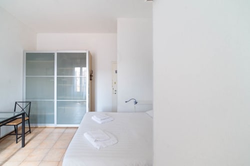 Navigli Darsena 3| Studio apartment for 2 with a double bed in the living room, kitchenette and bathroom with shower. With Wi-Fi, TV and air conditioning - HB Hall, flats in the centre of Milan.
