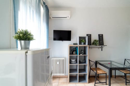 Navigli Darsena 3| Studio apartment for 2 with a double bed in the living room, kitchenette and bathroom with shower. With Wi-Fi, TV and air conditioning - HB Hall, flats in the centre of Milan.