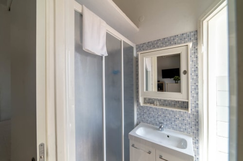Navigli Darsena 3| Studio apartment for 2 with a double bed in the living room, kitchenette and bathroom with shower. With Wi-Fi, TV and air conditioning - HB Hall, flats in the centre of Milan.