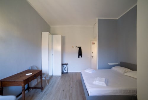 Navigli Darsena blu| Studio apartment for 2 with a double bed in the living room, kitchenette and bathroom with shower. With Wi-Fi, TV and air conditioning - HB Hall, flats in the centre of Milan.