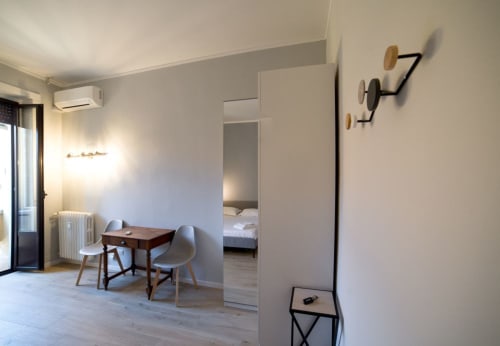 Navigli Darsena blu| Studio apartment for 2 with a double bed in the living room, kitchenette and bathroom with shower. With Wi-Fi, TV and air conditioning - HB Hall, flats in the centre of Milan.