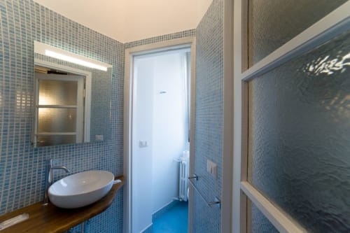 Navigli Darsena blu| Studio apartment for 2 with a double bed in the living room, kitchenette and bathroom with shower. With Wi-Fi, TV and air conditioning - HB Hall, flats in the centre of Milan.