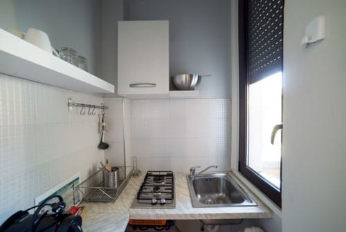 Navigli Darsena blu| Studio apartment for 2 with a double bed in the living room, kitchenette and bathroom with shower. With Wi-Fi, TV and air conditioning - HB Hall, flats in the centre of Milan.