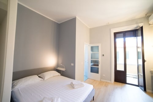 Navigli Darsena blu| Studio apartment for 2 with a double bed in the living room, kitchenette and bathroom with shower. With Wi-Fi, TV and air conditioning - HB Hall, flats in the centre of Milan.